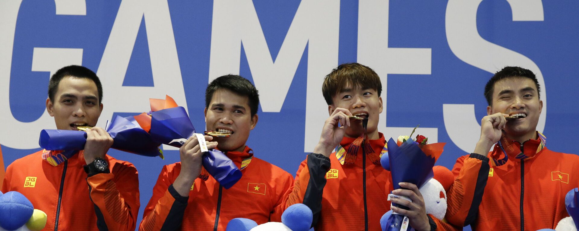 Đội đấu kiếm Việt Nam với huy chương vàng tại SEA Games 30 - Sputnik Việt Nam, 1920, 15.01.2022