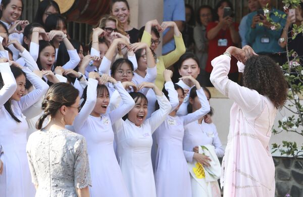 Cựu đệ nhất phu nhân Hoa Kỳ Michelle Obama đến thăm trường nữ sinh Việt Nam - Sputnik Việt Nam
