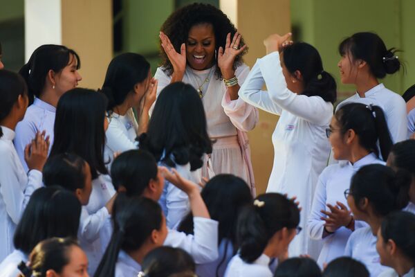 Cựu đệ nhất phu nhân Hoa Kỳ Michelle Obama đến thăm trường nữ sinh Việt Nam - Sputnik Việt Nam