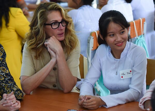 Nữ diễn viên Mỹ Julia Roberts đến thăm trường nữ sinh ở Việt Nam - Sputnik Việt Nam