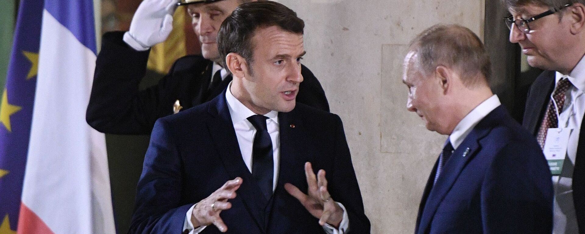 Tổng thống Nga Vladimir Putin và Tổng thống Pháp Emmanuel Macron sau cuộc gặp gỡ theo  “định dạng Normandy” (09.12.2019).  - Sputnik Việt Nam, 1920, 20.08.2021