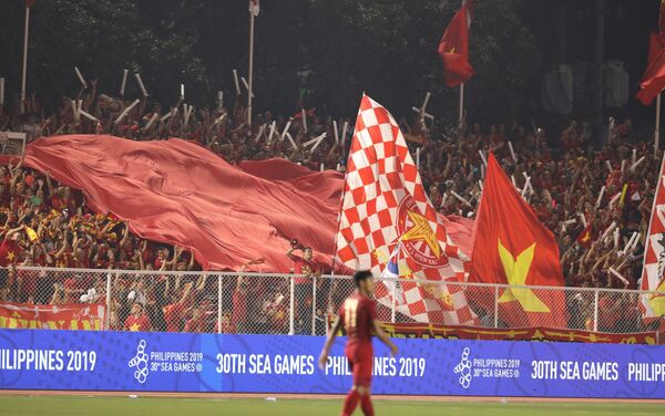 Cổ động viên ăn mừng bàn thắng mở tỷ số của Đoàn Văn Hậu - Sputnik Việt Nam