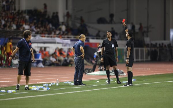 Huấn luyện viên Park Hang Seo nhận thẻ đỏ ở những phút cuối của trận đấu - Sputnik Việt Nam