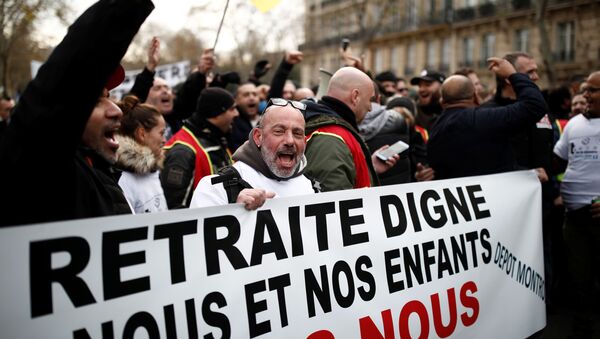 Hoạt động quy mô của những người phản đối cải cách lương hưu tại Paris. - Sputnik Việt Nam
