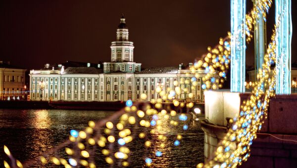 Quang cảnh tòa nhà Kunstkamera từ cầu Cung Điện ở Saint-Peterburg  - Sputnik Việt Nam