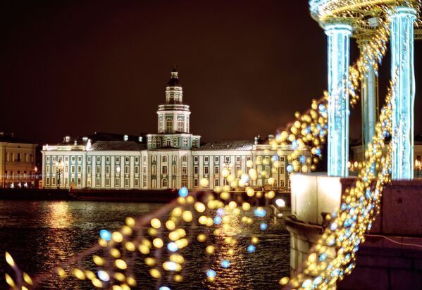 Quang cảnh tòa nhà Kunstkamera từ cầu Cung Điện ở Saint-Peterburg  - Sputnik Việt Nam