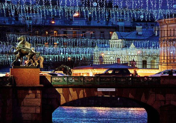 Ánh đèn Năm Mới trên cầu Anichkov ở Saint-Peterburg  - Sputnik Việt Nam