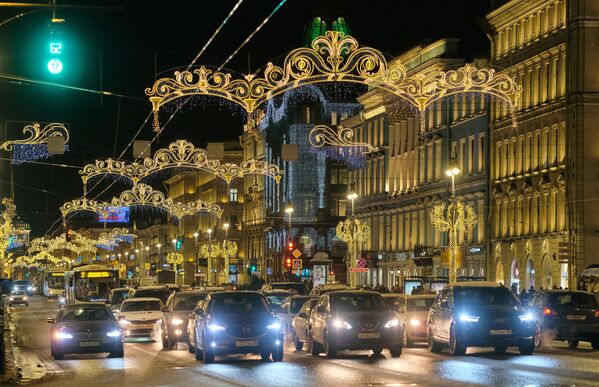 Hệ thống chiếu sáng đón Năm Mới trên Đại lộ Nevsky ở Saint-Peterburg  - Sputnik Việt Nam