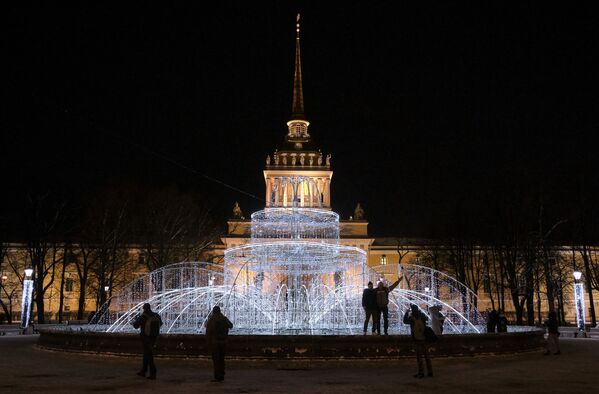 Hệ thống chiếu sáng dưới dạng đài phun nước trong Vườn Alexandrov ở Saint-Peterburg. Ở hậu cảnh là đài phun nước Đô đốc. - Sputnik Việt Nam
