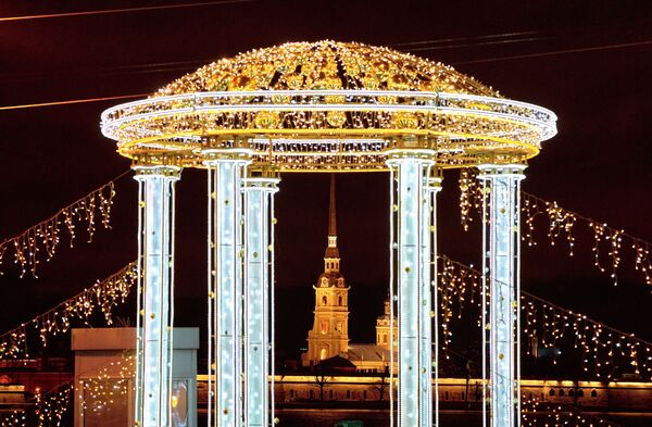 Ánh đèn Năm Mới trên cầu Cung Điện ở Saint-Peterburg  - Sputnik Việt Nam