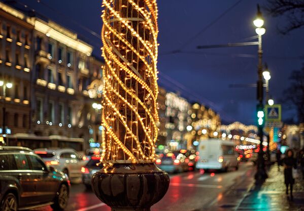 Hệ thống chiếu sáng đón Năm Mới trên Đại lộ Nevsky ở Saint-Peterburg  - Sputnik Việt Nam