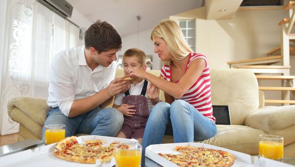 Семья с ребенком ест пиццу  - Sputnik Việt Nam