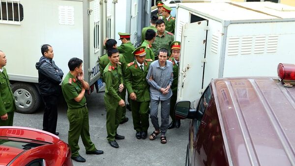 Bị cáo Bùi Văn Công được dẫn tới phiên tòa xét xử - Sputnik Việt Nam