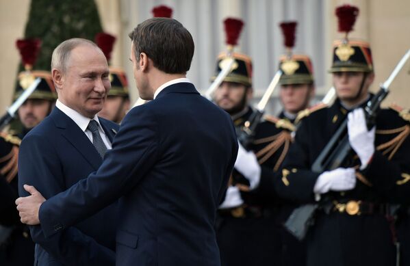 Vladimir Putin và Emmanuel Macron trong buổi họp chính thức tại Đại lộ Champs Elysees - Sputnik Việt Nam