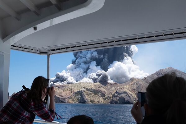 Khách du lịch quay cảnh núi lửa phun trào trên đảo White Island ở New Zealand - Sputnik Việt Nam