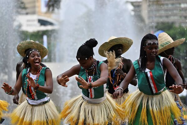 Vũ công biểu diễn các điệu nhảy truyền thống trong hội nghị thượng đỉnh của Nhóm các quốc gia châu Phi ở Nairobi - Sputnik Việt Nam