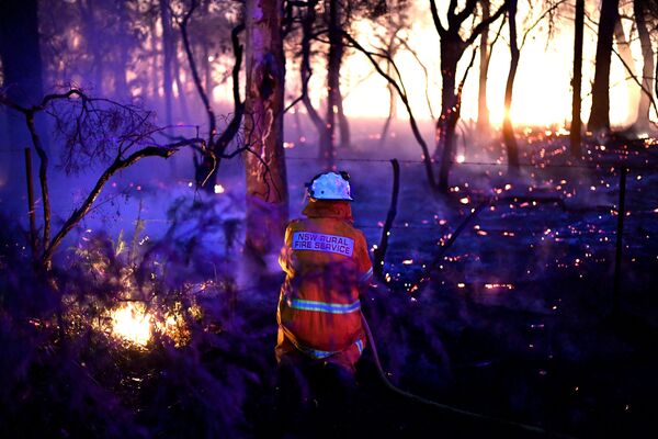 Lính cứu hỏa trong vụ cháy rừng ở Úc - Sputnik Việt Nam