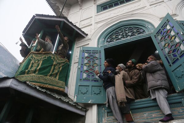 Tín đồ Hồi giáo cầu nguyện ở Kashmir - Sputnik Việt Nam