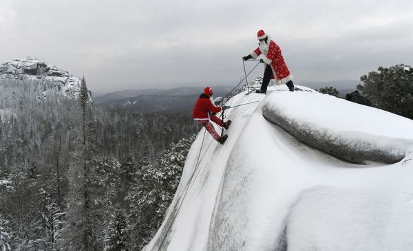Đội tìm kiếm cứu hộ Nhân viên cứu hộ trong buổi huấn luyện leo núi ở Krasnoyarsk - Sputnik Việt Nam