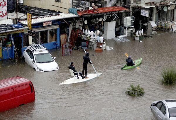 Những người dân trên tấm ván và ca nô trên đường phố bị ngập lụt bởi những cơn mưa lớn ở Beirut, Lebanon - Sputnik Việt Nam