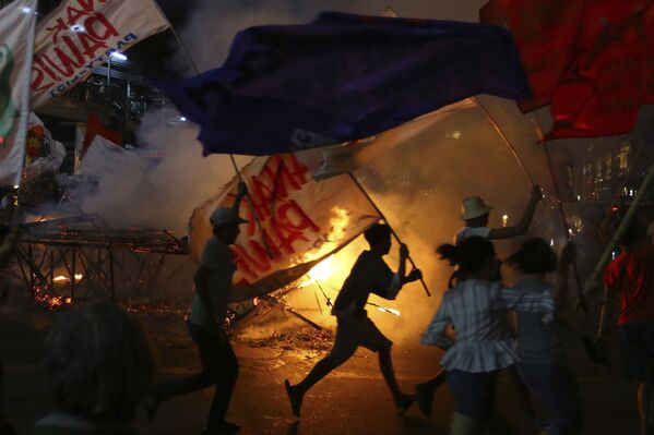 Người biểu tình xung quanh chân dung của Tổng thống Philippines Rodrigo Duterte đang cháy trong cuộc biểu tình gần dinh tổng thống ở Manila - Sputnik Việt Nam