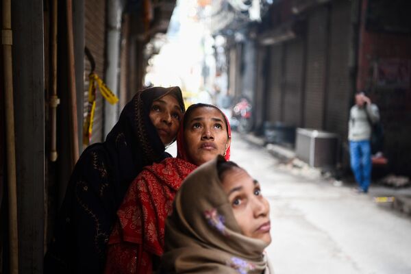 Những người phụ nữ nhìn đám cháy trong nhà máy ở New Delhi, Ấn Độ - Sputnik Việt Nam