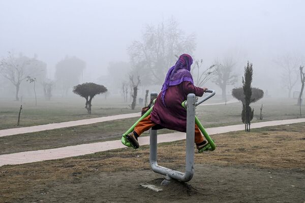 Người phụ nữ tập luyện thể thao trong Công viên Srinagar, Ấn Độ - Sputnik Việt Nam