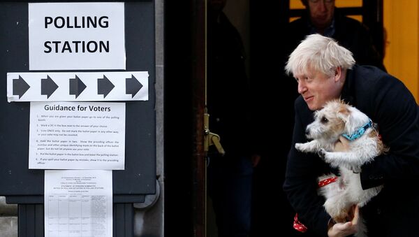 Thủ tướng Anh, ông Vladimir Johnson rời khỏi phòng bỏ phiếu tại Hội trường Trung tâm Phương pháp, với chú chó Dilyn, sau khi bỏ phiếu trong cuộc tổng tuyển cử ở London, Anh, ngày 12 tháng 12 năm 2019 - Sputnik Việt Nam