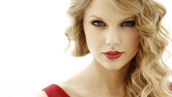 Trong bức ảnh ngày 22 tháng 9 năm 2010 này, nhạc sĩ Taylor Swift chụp ảnh chân dung ở West Hollywood, album mới Nói ngay của Swift sẽ được phát hành vào ngày 25 tháng 10 năm 2010. - Sputnik Việt Nam
