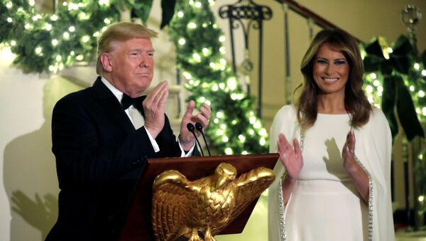Tổng thống Mỹ Donald Trump và Đệ nhất phu nhân Melania Trump trong dạ hội Giáng sinh thường niên của Washington - Sputnik Việt Nam