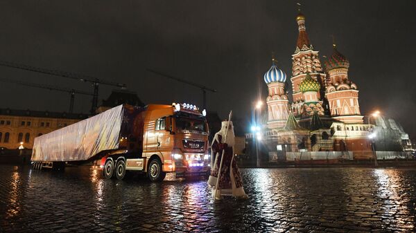 Cây thông năm mới chính của nước Nga đã được chuyển đến Kremlin - Sputnik Việt Nam