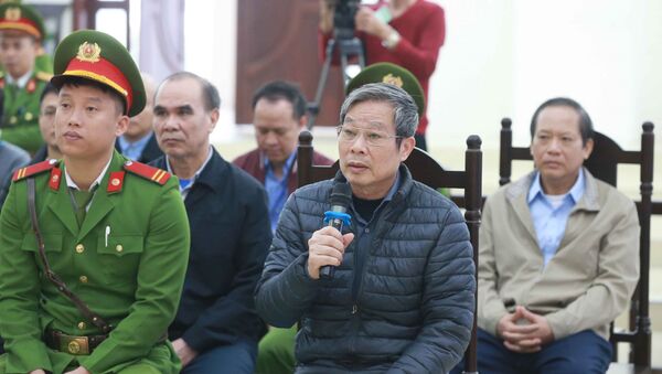 Bị cáo Nguyễn Bắc Son (sinh năm 1953, cựu Bộ trưởng Bộ Thông tin và Truyền thông) khai báo trước tòa. - Sputnik Việt Nam