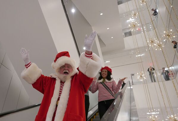 Santa Claus trên thang cuốn tại cửa hàng Nordstrom ở New York - Sputnik Việt Nam