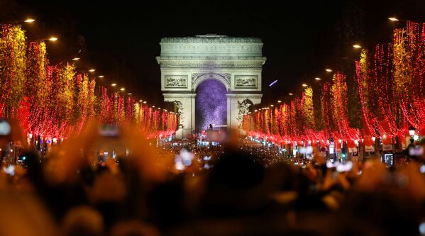 Khán giả trong buổi trình diễn ánh sáng lễ hội trước Khải Hoàn Môn ở Paris - Sputnik Việt Nam