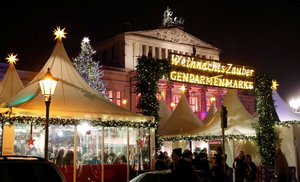 Chợ Giáng sinh trên Quảng trường Gendarmenmarkt ở Berlin - Sputnik Việt Nam