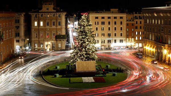 Cây thông giáng sinh ở quảng trường Piazza Venezia ở Rome, Ý - Sputnik Việt Nam