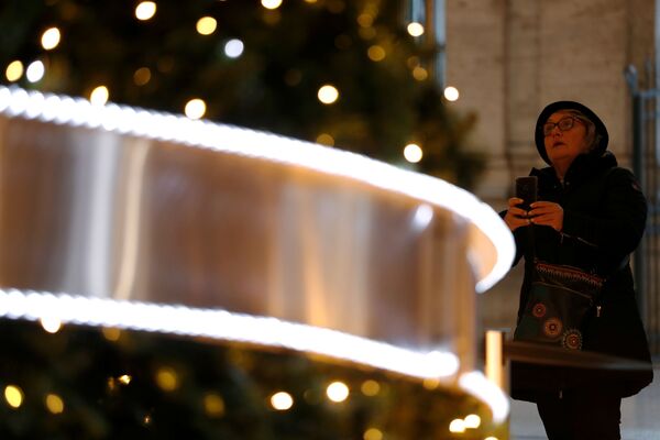Người phụ nữ chụp ảnh cây thông Giáng sinh ở Cung điện Palazzo Colonna ở Rome - Sputnik Việt Nam