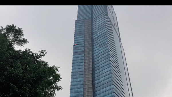 Một người Nga thực hiện cú nhảy từ tòa tháp 72 tầng Keangnam Hanoi Landmark - Sputnik Việt Nam