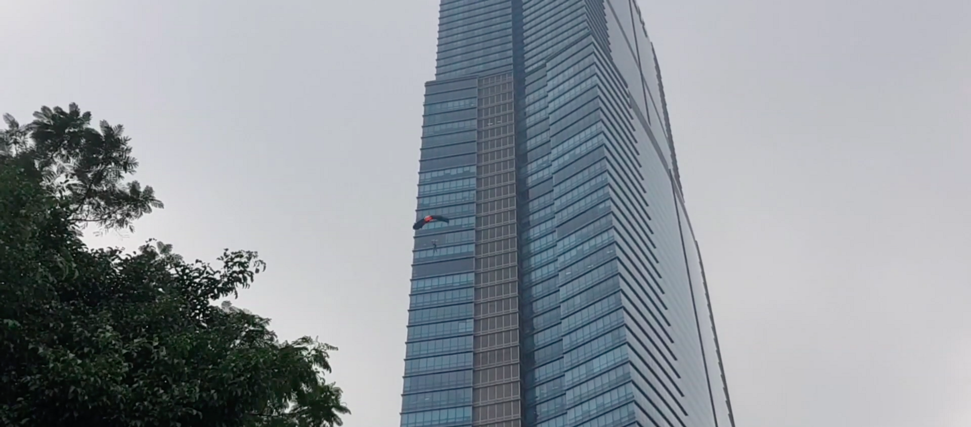 Một người Nga thực hiện cú nhảy từ tòa tháp 72 tầng Keangnam Hanoi Landmark - Sputnik Việt Nam, 1920, 16.12.2019