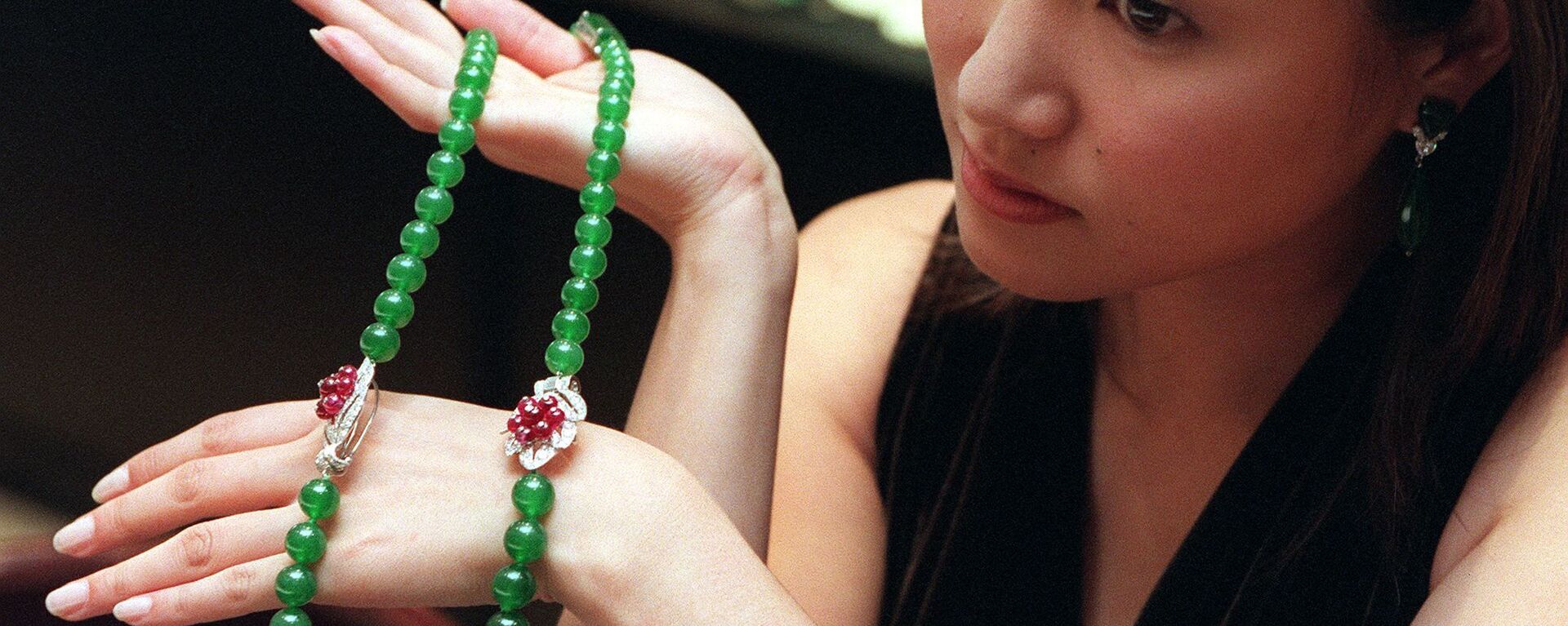 Cô gái cầm trên tay một chiếc vòng cổ Cartier làm từ jadeite với những viên ruby và kim cương - Sputnik Việt Nam, 1920, 07.11.2022