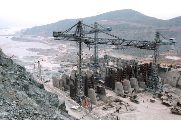 Trên công trường xây dựng tổ hợp thủy điện Hoà Bình trên sông Đà - Sputnik Việt Nam