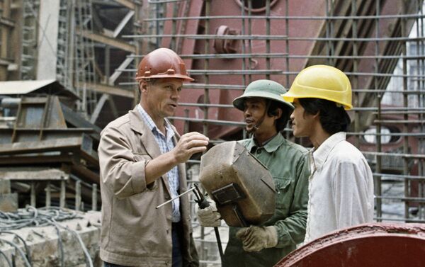 Các chuyên gia Xô-Việt và những người thợ trên công trường xây dựng tổ hợp thủy điện Hoà Bình - Sputnik Việt Nam