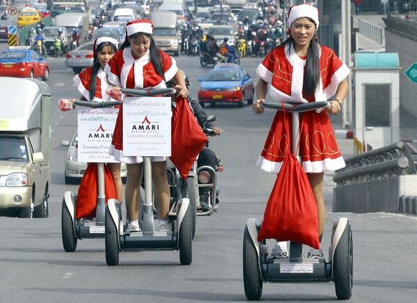 Nhân viên khách sạn trong trang phục ông già Santa Claus tặng quà ở Bangkok - Sputnik Việt Nam