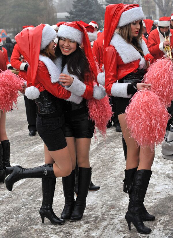 Các cô gái hóa trang thành ông già Noel trong cuộc diễu hành năm mới ở Bishkek - Sputnik Việt Nam