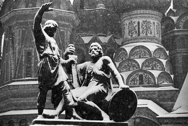 Đài tưởng niệm Kozma Minin và Dmitry Pozharsky trên Quảng trường Đỏ Moskva - Sputnik Việt Nam