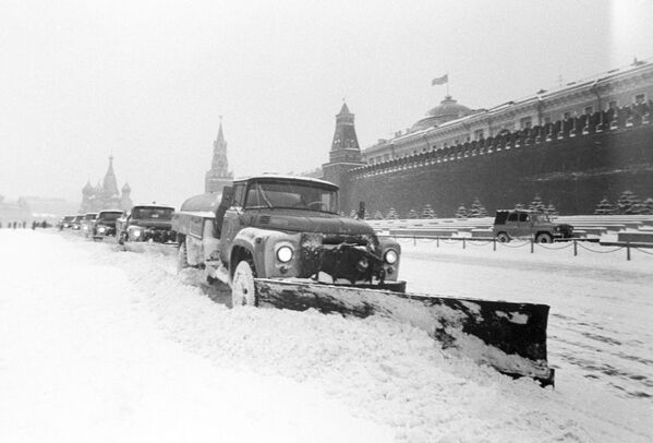 Dọn sạch đường phố Moskva sau tuyết rơi - Sputnik Việt Nam