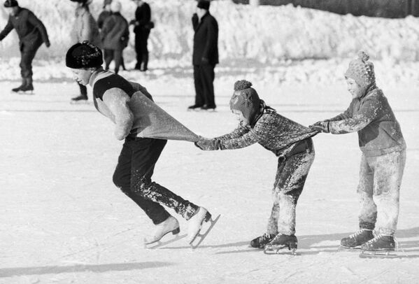 Trẻ em trượt băng, năm 1976 - Sputnik Việt Nam