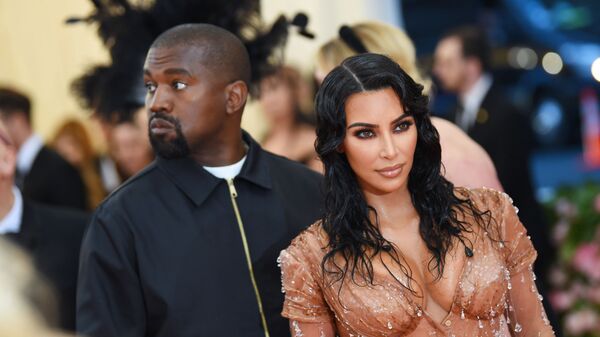 Rapper người Mỹ Kanye West cùng vợ Kim Kardashian tại Met Gala 2019 - Sputnik Việt Nam
