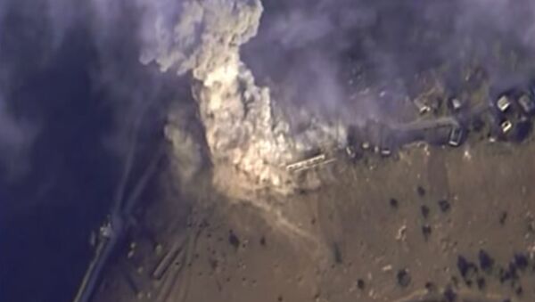 Cuộc không kích của Lực lượng Hàng không vũ trụ Nga vào các cứ điểm của IS ở Syria - Sputnik Việt Nam