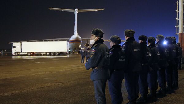 Chiếc xe chở thi hài các nạn nhân của Airbus A321 trên đường băng ở sân bay Pulkovo-2, St Petersburg - Sputnik Việt Nam